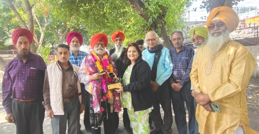 Pr Bahadur Singh Gosal honored by the office bearers of the organization for receiving the Disha India award